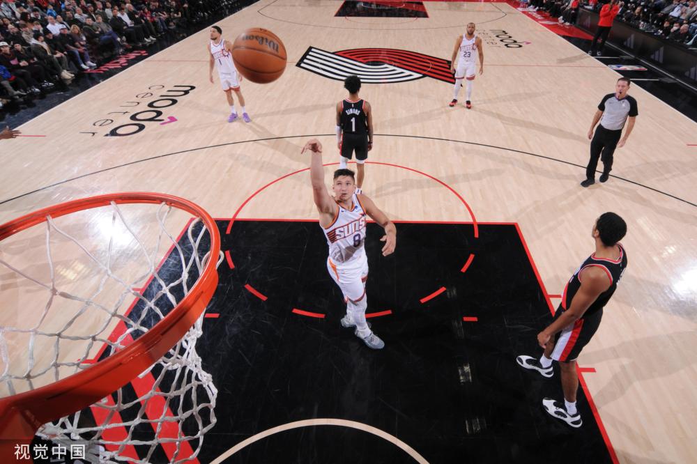 展示了足球 展示了足球